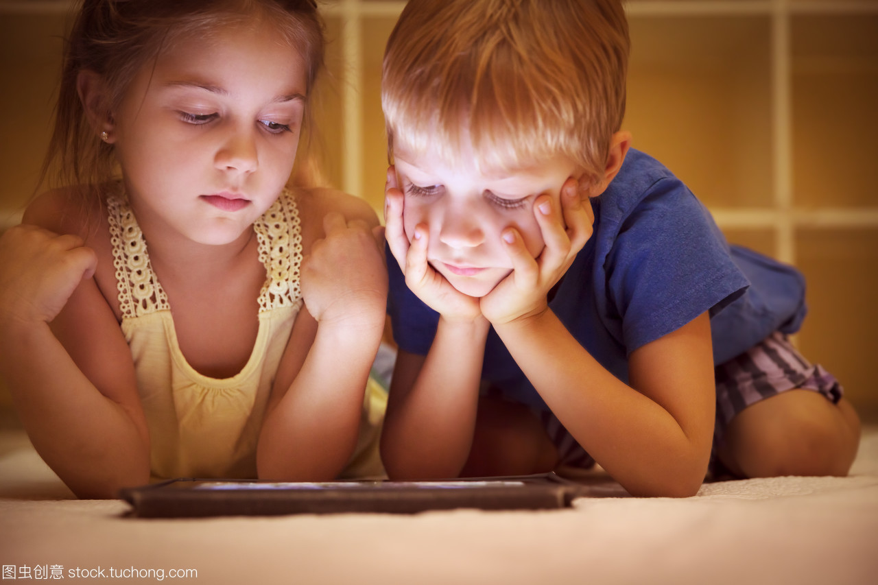 數(shù)字時(shí)代下的童年伙伴 兩個(gè)小孩與平板電腦的故事